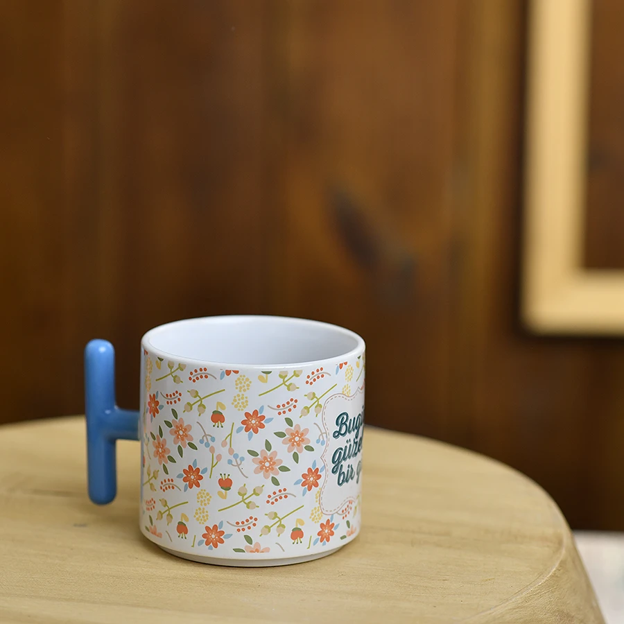 Bugün güzel bir gün yazılı mavi kulplu kupa